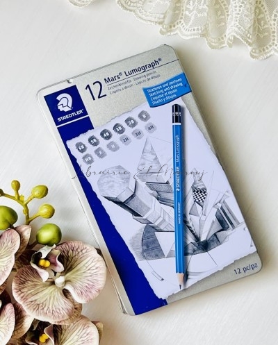 Boîte Métallique de 12 Crayons de Dessin Staedtler Mars Lumograph
