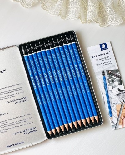 Boîte Métallique de 12 Crayons de Dessin Staedtler Mars Lumograph