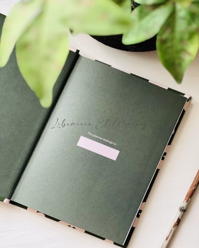 "Daily Planner" – Motif Fleurs Vintage Vert Olive & Rose  by Printme