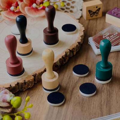 Ink blending tools 🍁
• Ils servent à appliquer de l’encre en douceur sur le papier pour créer des dégradés, ombrages ou fonds colorés en carterie, bullet journal, et scrapbooking.
.
.
.
.
#journaling #scrapbooking #artiste