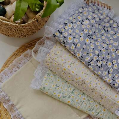 غلاف ناعم من القطن الخالص، مزين بزخارف زهرية رقيقة ودانتيل أبيض كنسيم الفجر. تصميمه يستحضر الهدوء والسكينة، وكأنه همسة لطيفة ترافق تلاوة القرآن، ليجعل كل لحظة عبادة أكثر دفئًا ونورًا

—> رابط الموقع الإلكتروني: librairiemourouj.com
@la_fabrique_de_tissu 
.
.
.
#قران_كريم #إيمانيات #نفحات_إيمانية #غلاف_مصحف #هدية